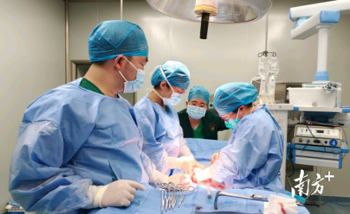 佛山医生为产妇生命安全护航。